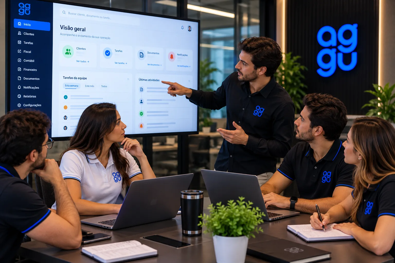 Equipe AGGU de uniforme revisando o projeto junto com o escritório, diante da mesma tela.